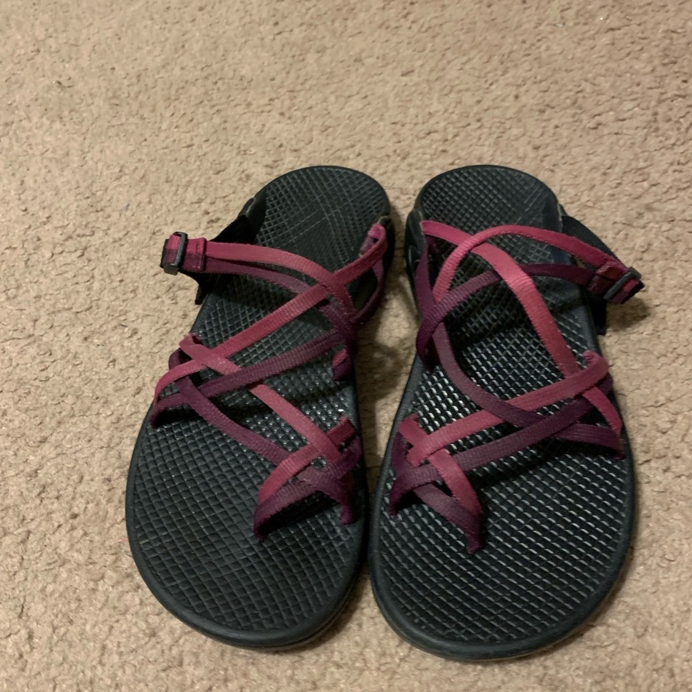 Chaco zong eco tread two toned purple strappy sandals shoes